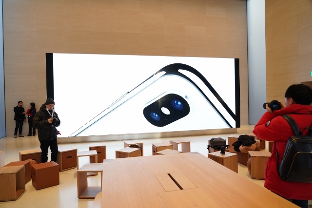 　ビデオウォールの前に置かれた席が「Today, at Apple」が行われるフォーラム。